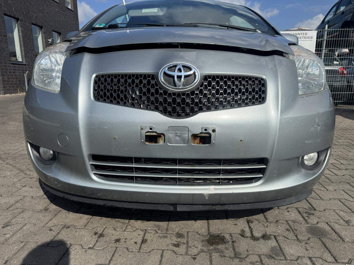 Toyota Yaris XP9 original Stossf&auml;nger Sto&szlig;stange vorn mit Nebelscheinwerfern 1F8 Silber Metallic Bj.2009
